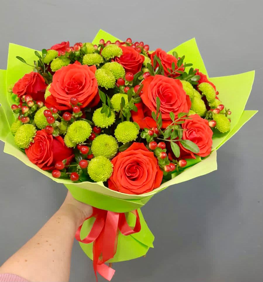 Букет цветов из: Хризантемы и Розы в Листвянке