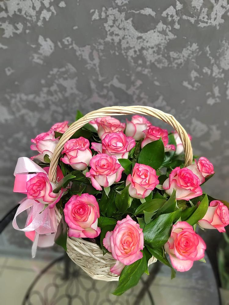 Цветочная композиция из Розы в корзине в Листвянке