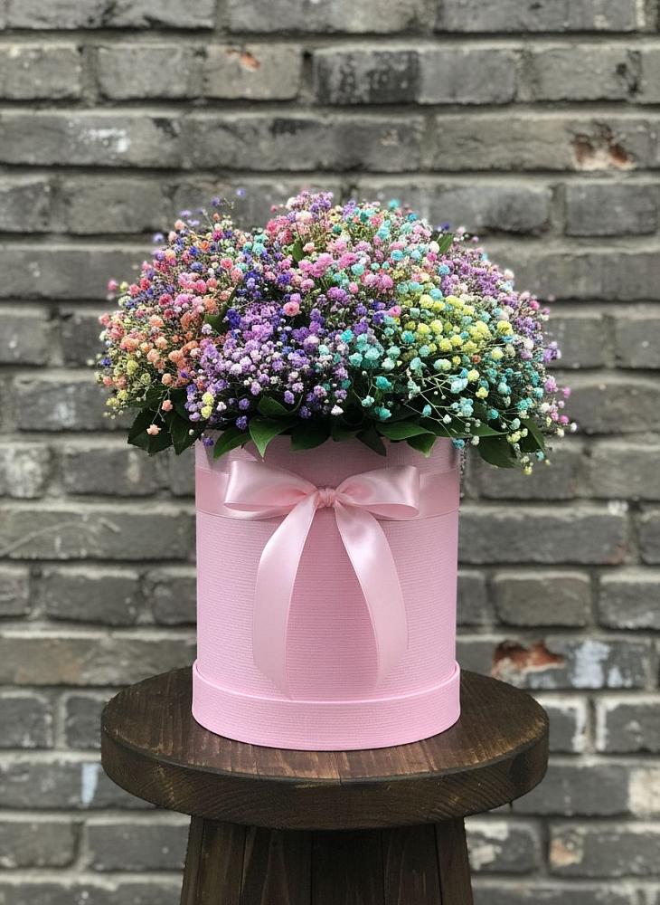 Цветочная композиция из Гипсофила и Розы в шляпной коробке в Листвянке