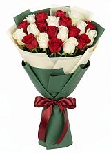 Букет Микс из красных и белых роз в Листвянке