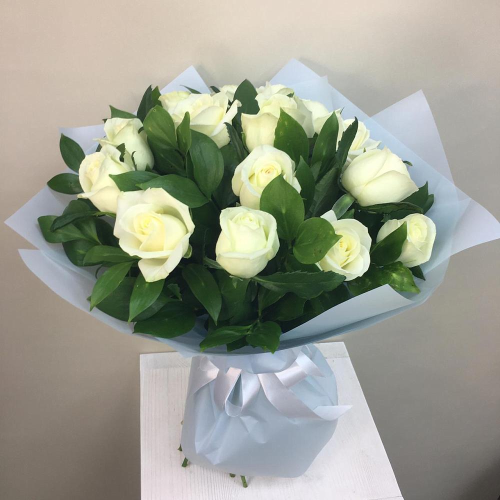 Букет 15 Белых роз Проуд в Листвянке