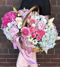 Композиция солнечный день в Листвянке Цветочная композиция из Розы, Хризантемы, Пионы и Лизиантусы в корзине в Листвянке