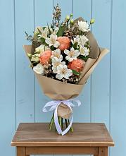 Букет цветов из:  Альстромерии, Лизиантусы, Розы и Хризантемы в Листвянке