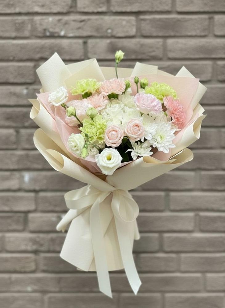 Букет цветов из: Гвоздики, Розы, Лизиантусы и Хризантемы в Листвянке