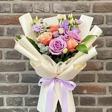 Букет цветов из:  Лизиантусы и Розы в Листвянке