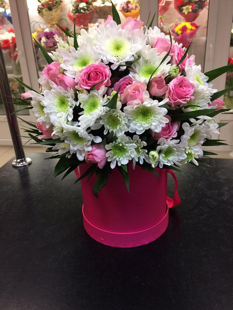 Цветочная композиция из Розы и Хризантемы в шляпной коробке в Листвянке