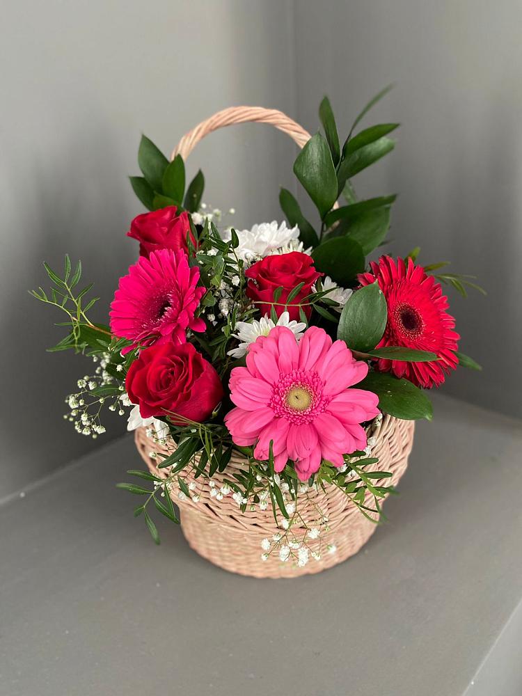 Цветочная композиция из Розы, Хризантемы и Герберы в корзине в Листвянке