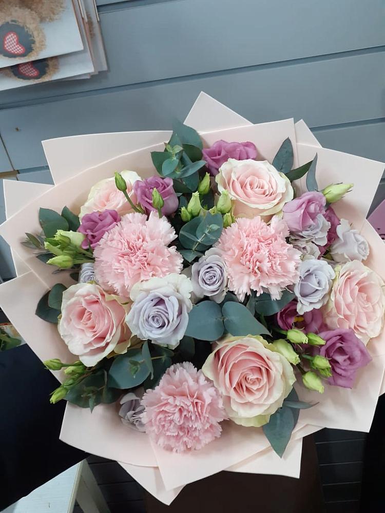 Букет цветов из: Розы, Гвоздики и Лизиантусы в Листвянке