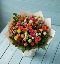 Букет Микс из разноцветных кустовых роз в Листвянке