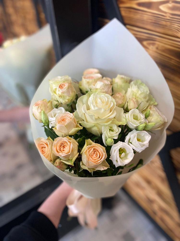 Букет цветов из: Розы и Лизиантусы в Листвянке