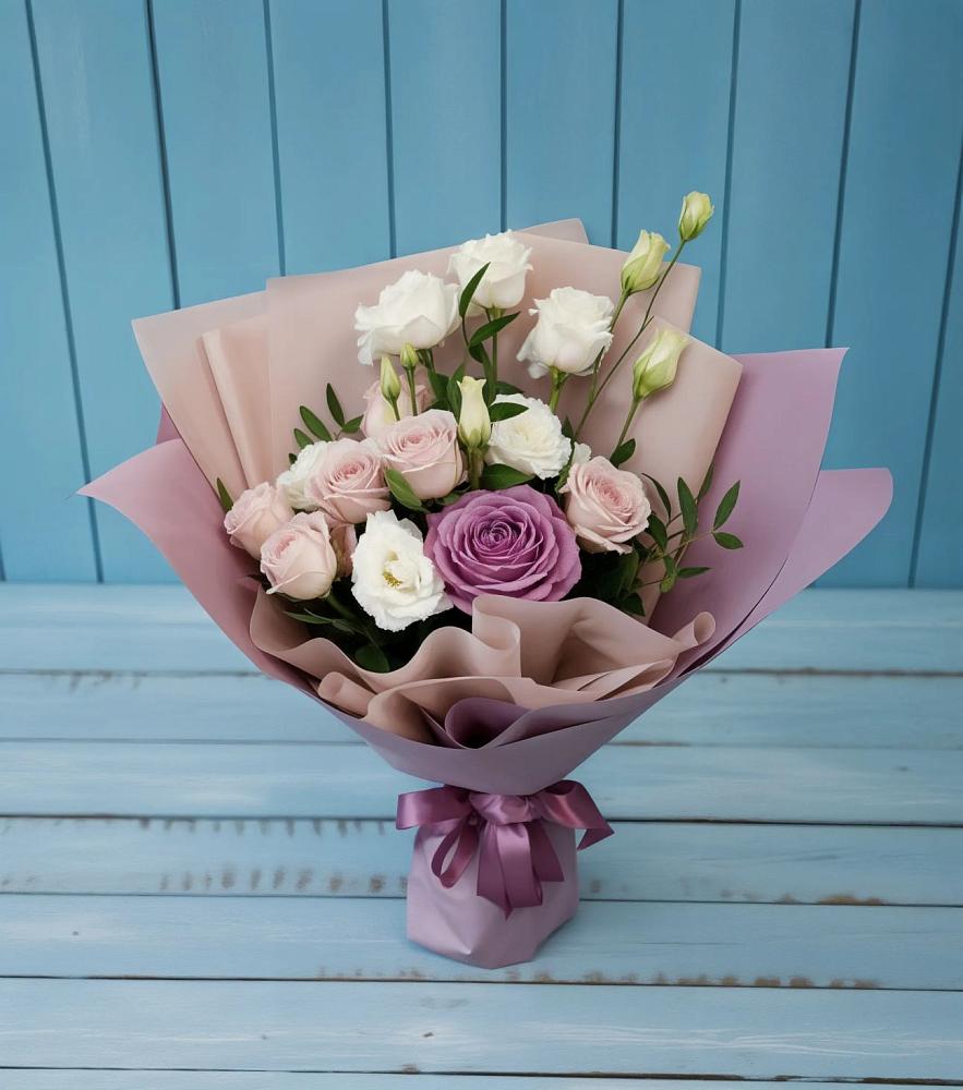 Букет цветов из: Розы и Лизиантусы в Листвянке